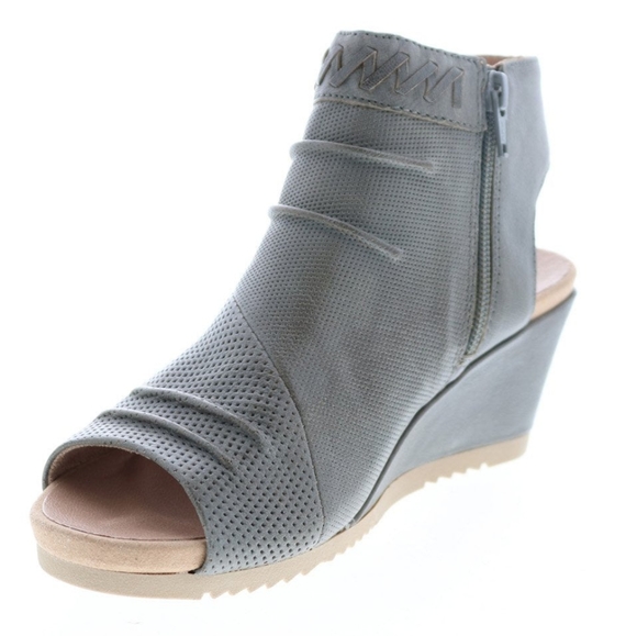 EARTH ๐๐ฃAttalea Bonaire Sandals in Light Blue (like gray) - Picture 5 of 17